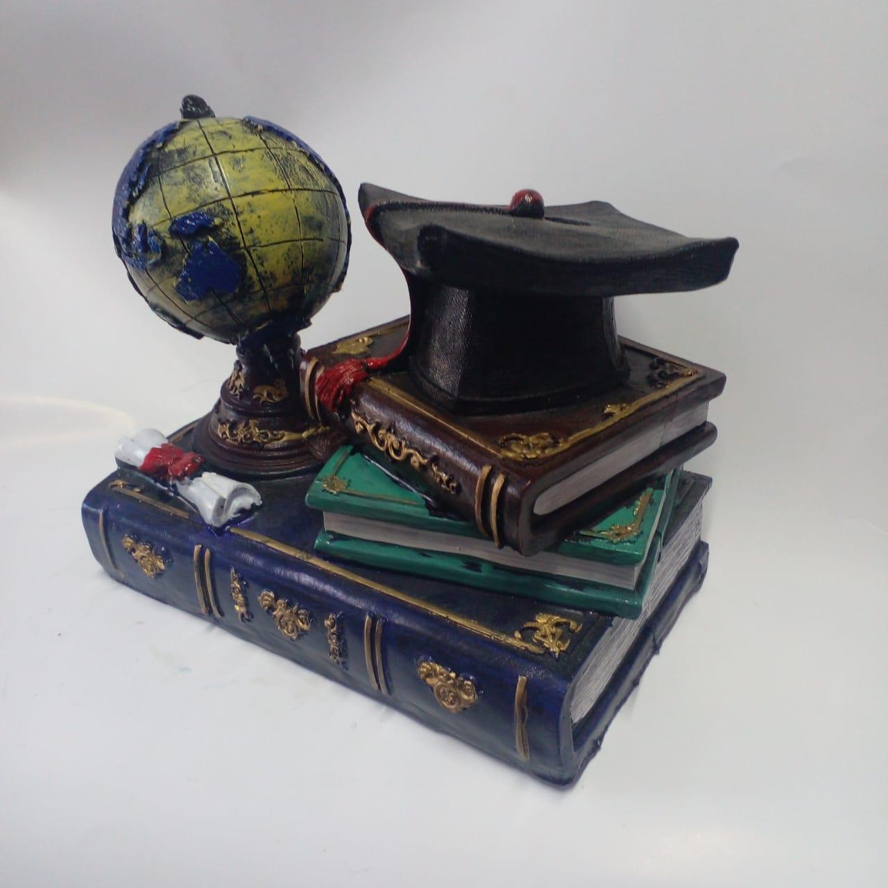 Figurine Décorative Succès Académique avec Globe et Chapeau de Diplômé