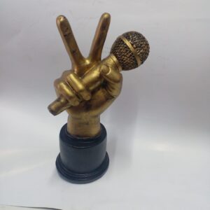 Figurine Main Dorée Signe de Paix avec Microphone