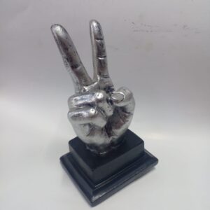 Figurine Main Signe de la Paix Argentée sur Base Noire