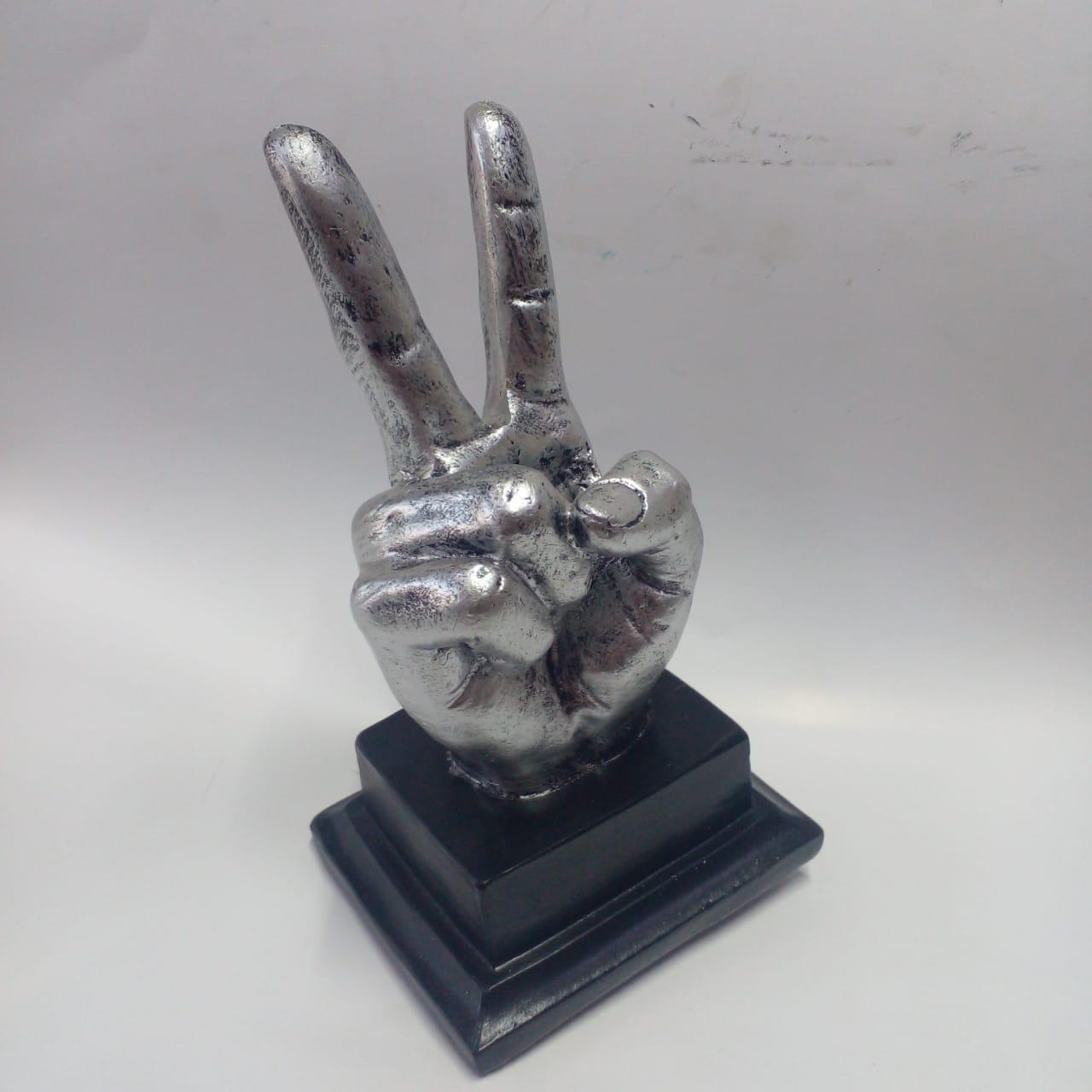 Figurine Main Signe de la Paix Argentée sur Base Noire