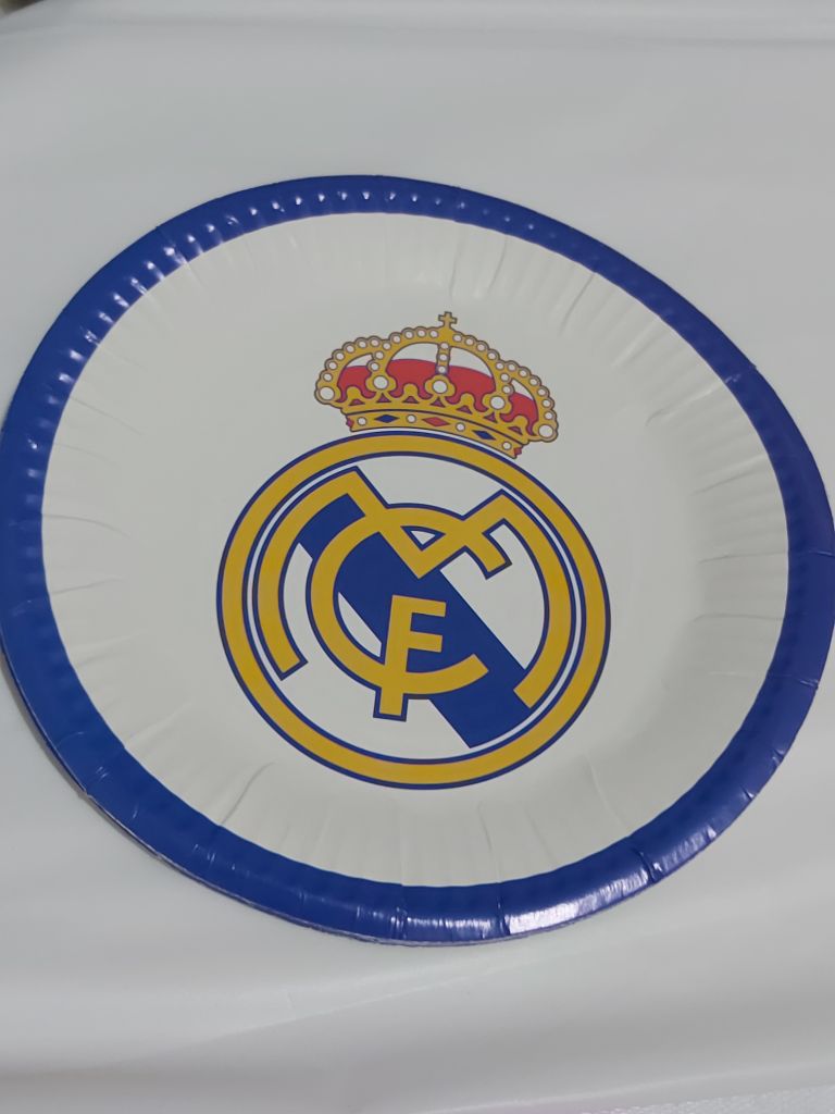Kit de Fête Officiel Real Madrid pour 10 Invités (Assiettes, Gobelets, Décorations) - الصورة 2