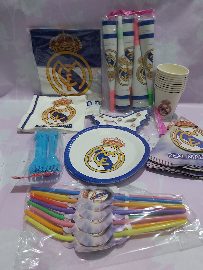 Kit de Fête Officiel Real Madrid pour 10 Invités (Assiettes, Gobelets, Décorations)